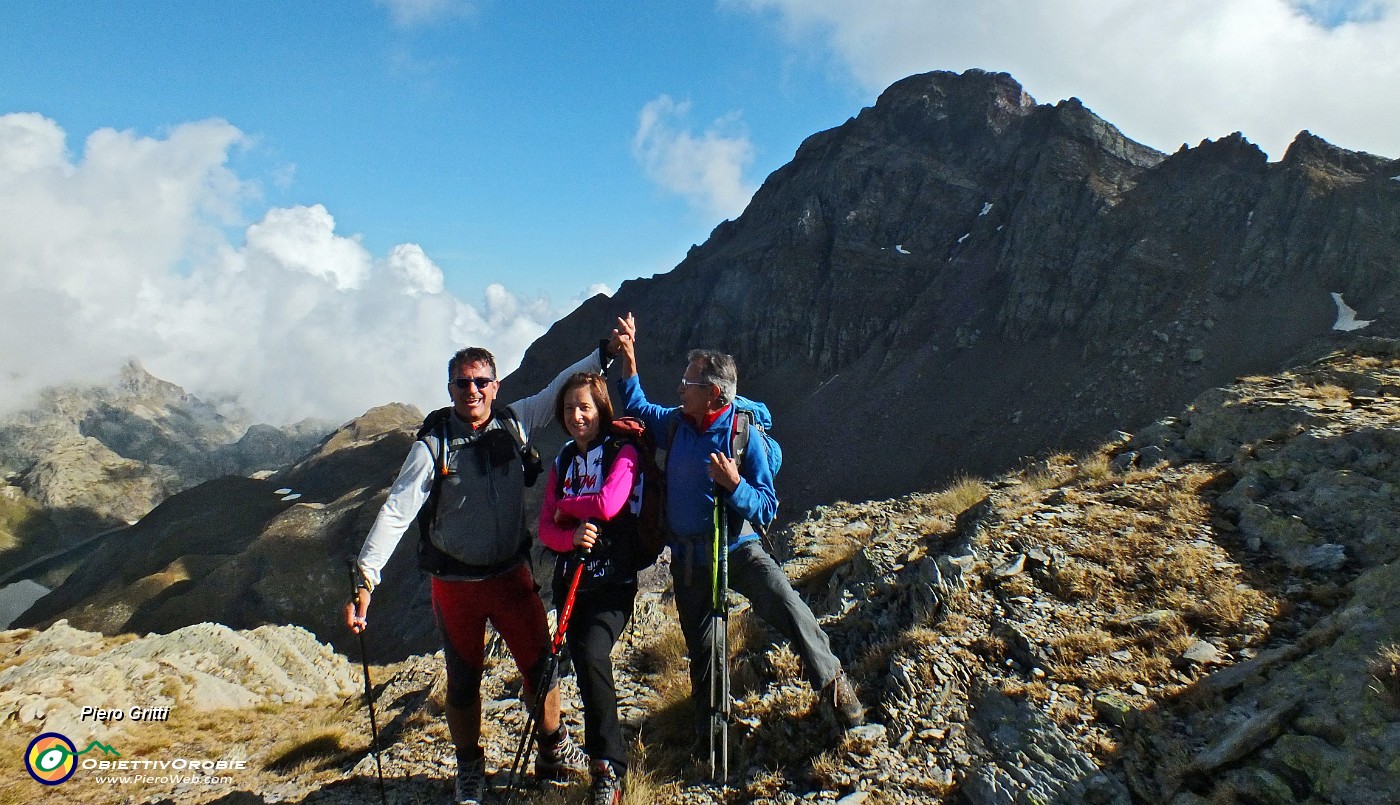 52 Noi tre sullo sfondo del Monte Pradella ( 2626 m).JPG